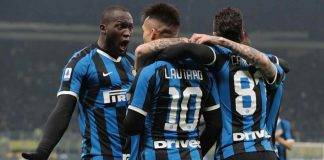 Lautaro e Lukaku si abbracciano dopo un gol con l'Inter