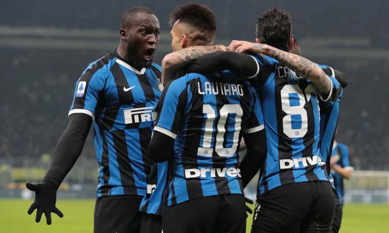 Lautaro e Lukaku si abbracciano dopo un gol con l'Inter