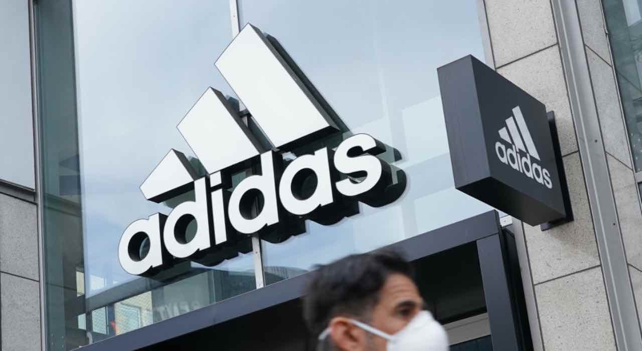 Stemma Adidas all'esterno di un negozio