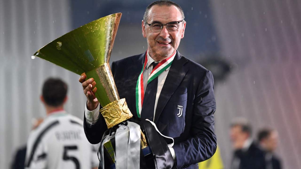 Sarri mostra la coppa