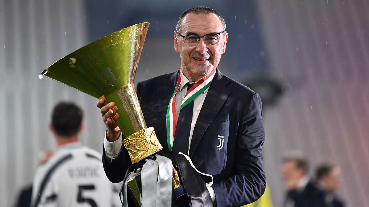 Maurizio Sarri con la Coppa