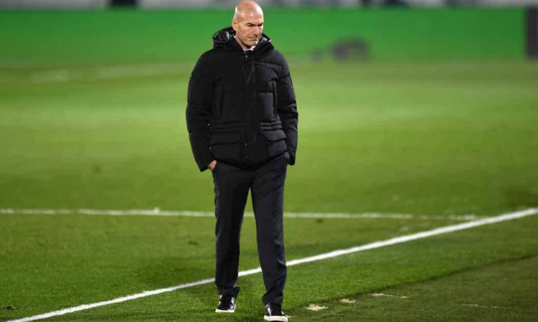 Zinedine Zidane cammina in campo