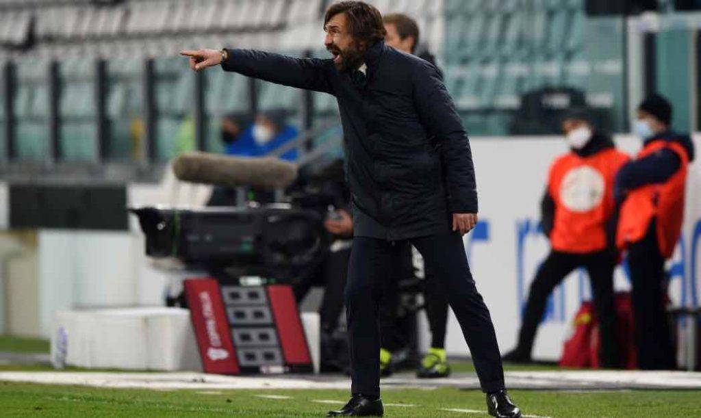 Pirlo dà indicazioni alla squadra dal campo