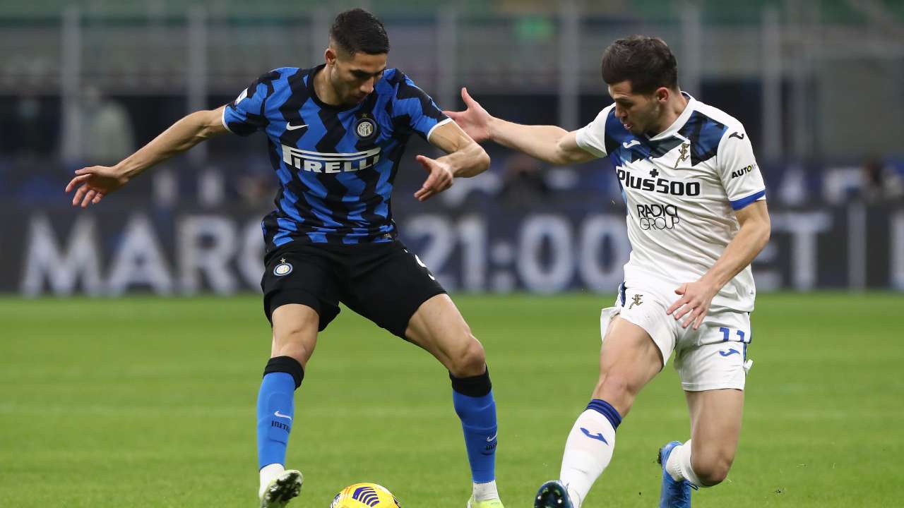 Achraf Hakimi e Remo Freuler in azione