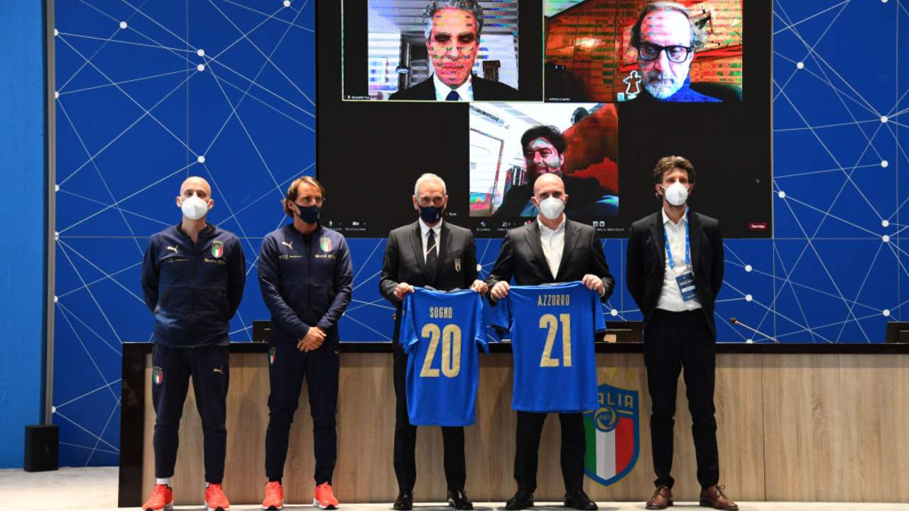Mancini mostra la maglia della Nazionale