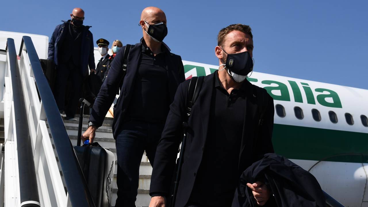 Daniele De Rossi scende dall'aereo