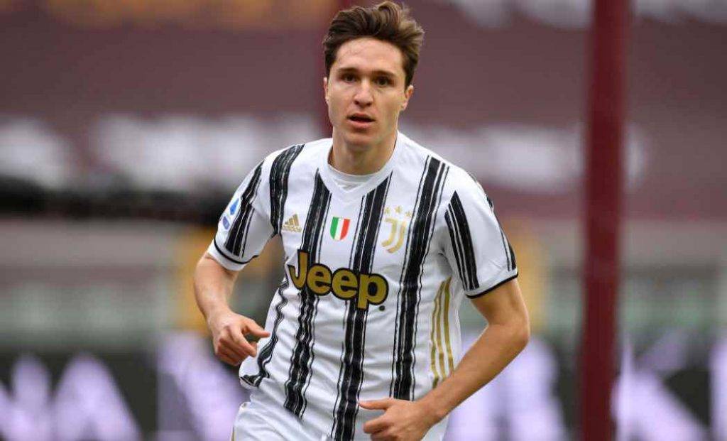 Federico Chiesa in campo con la Juve