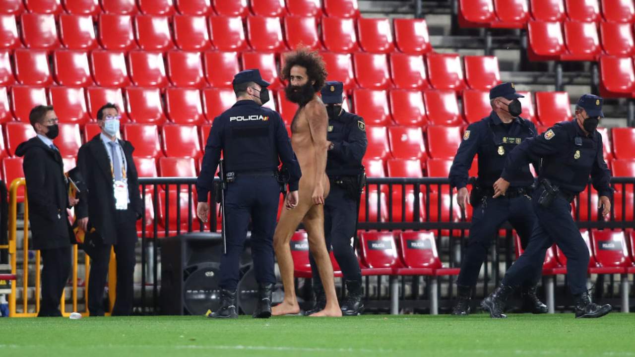 Uomo invade il campo a Granada