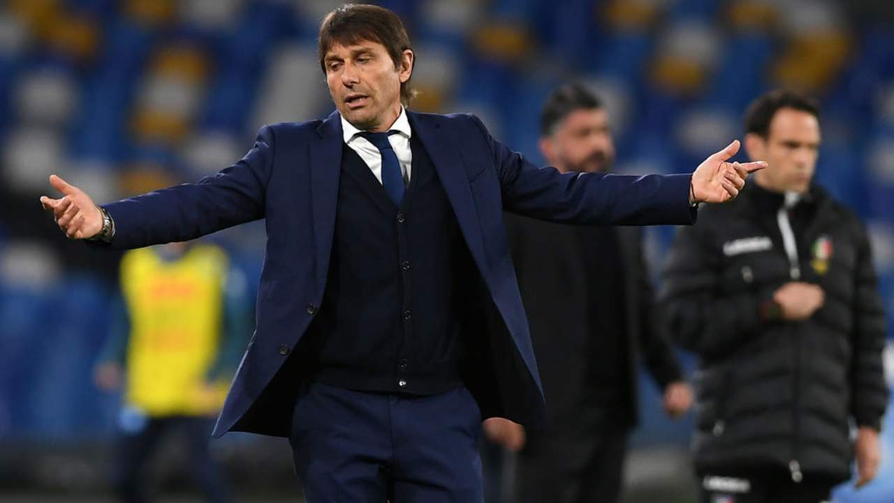 Conte allarga le braccia