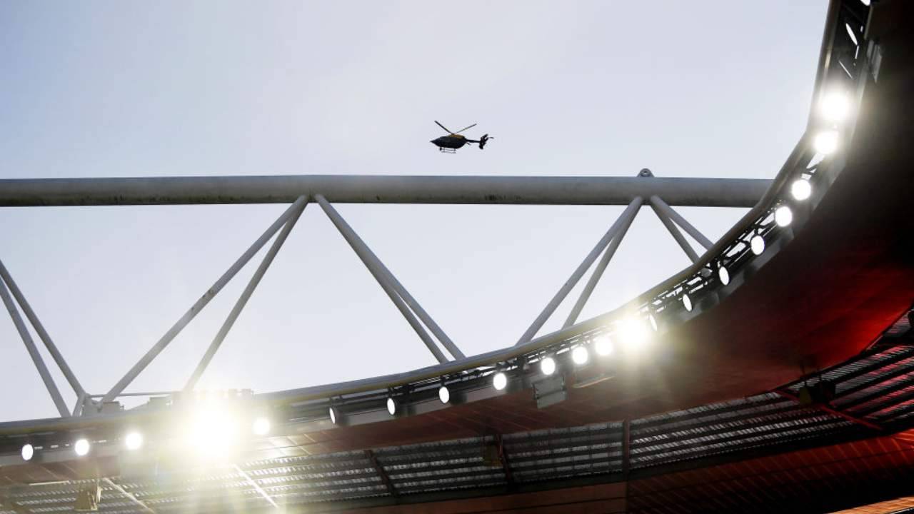 Elicottero vola sopra l'Emirates