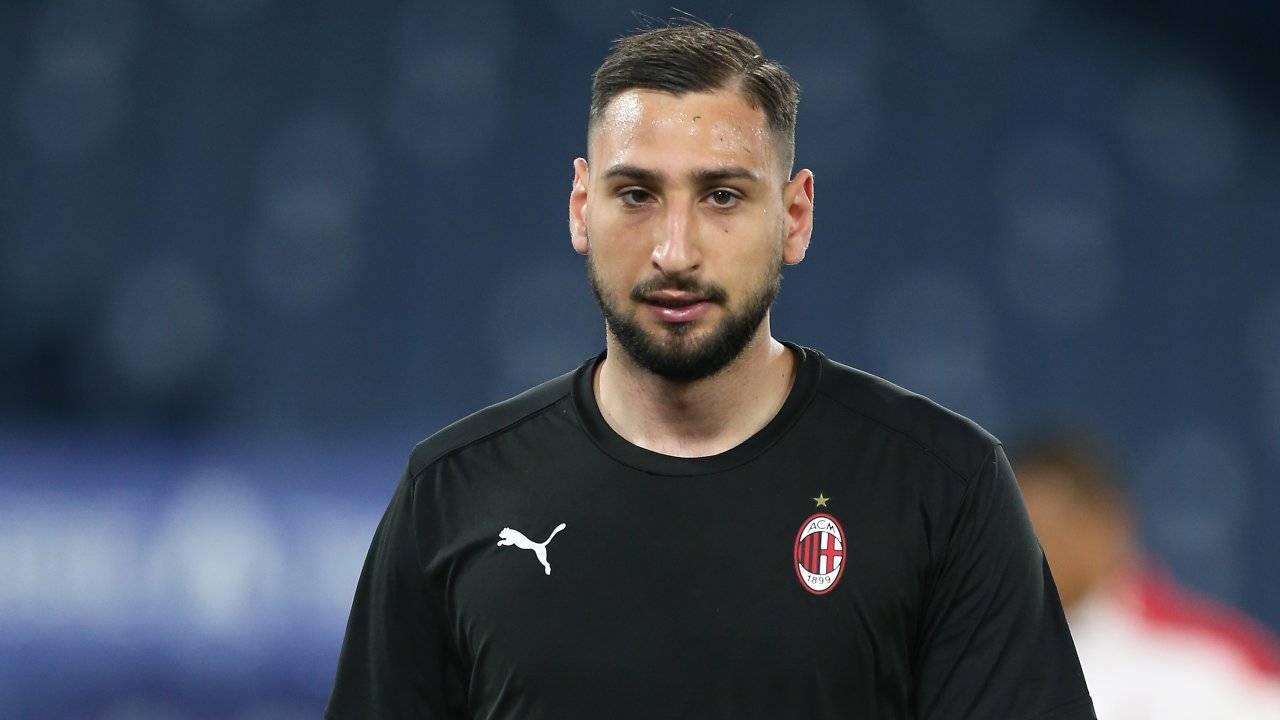 Donnarumma durante le fasi di riscaldamento pre match