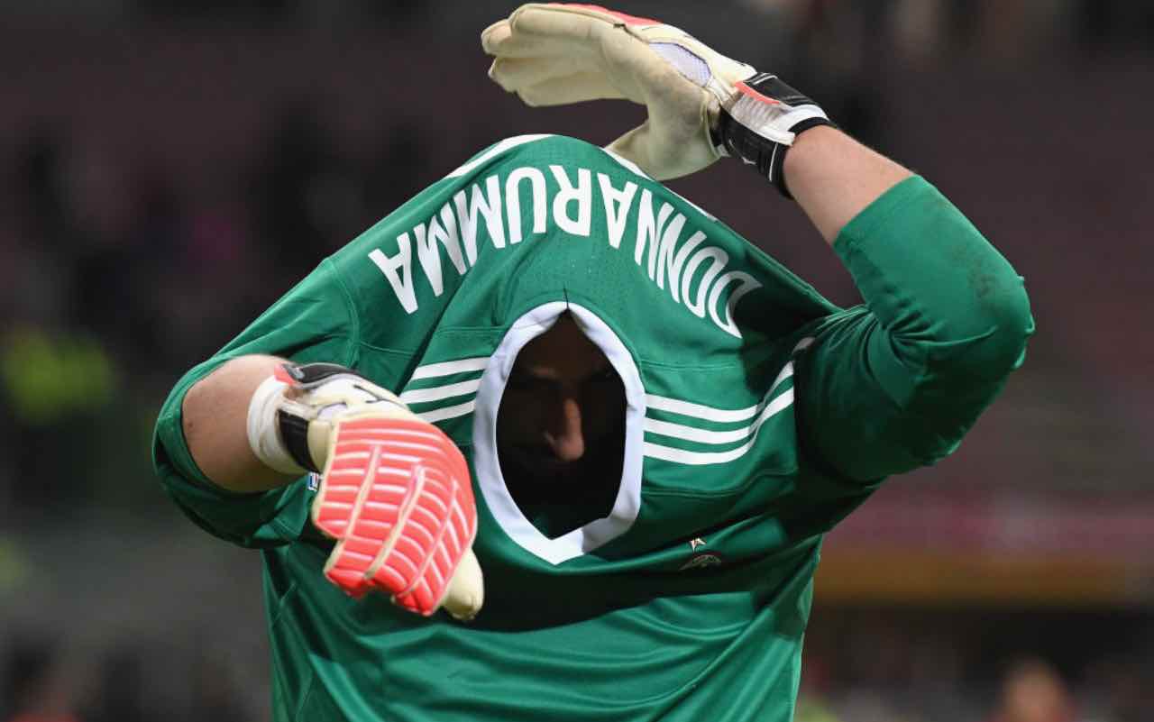 Donnarumma si sfila la maglia del Milan 