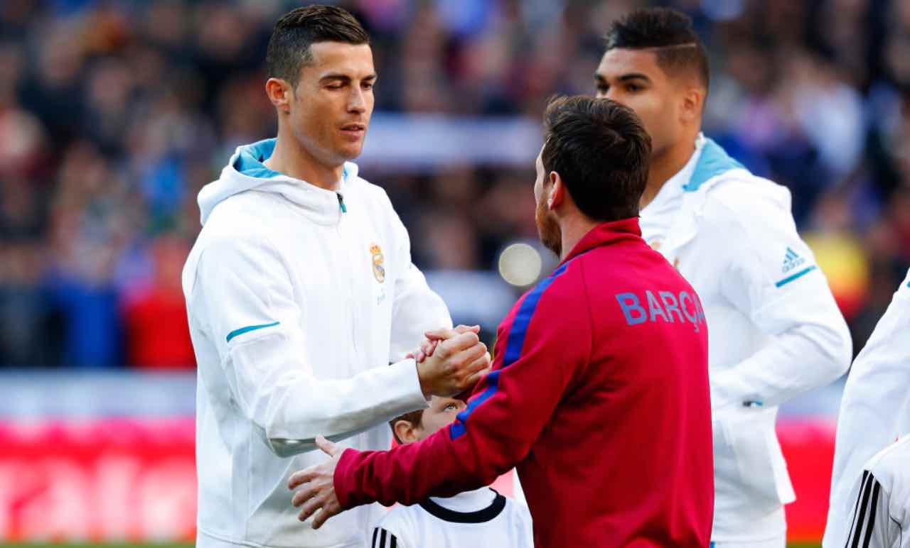 Messi e Ronaldo si stringono la mano