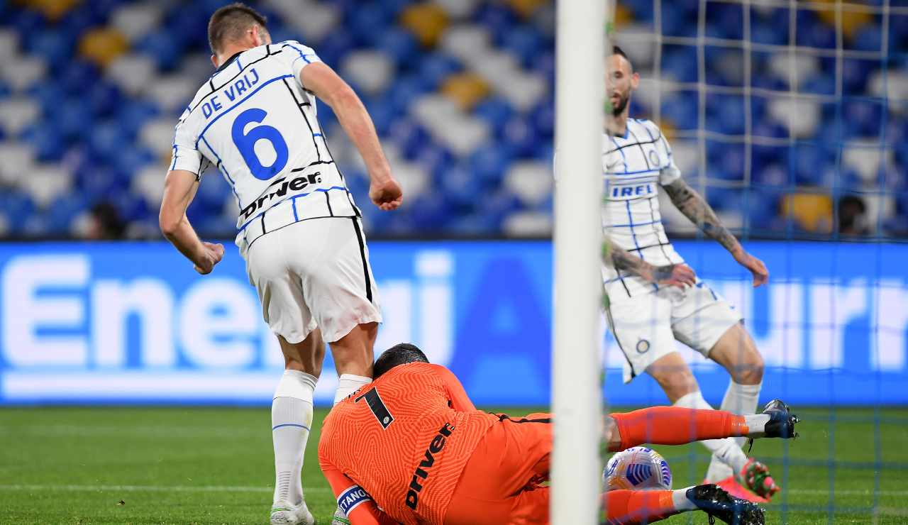 Lo scontro tra De Vrij ed Handanovic