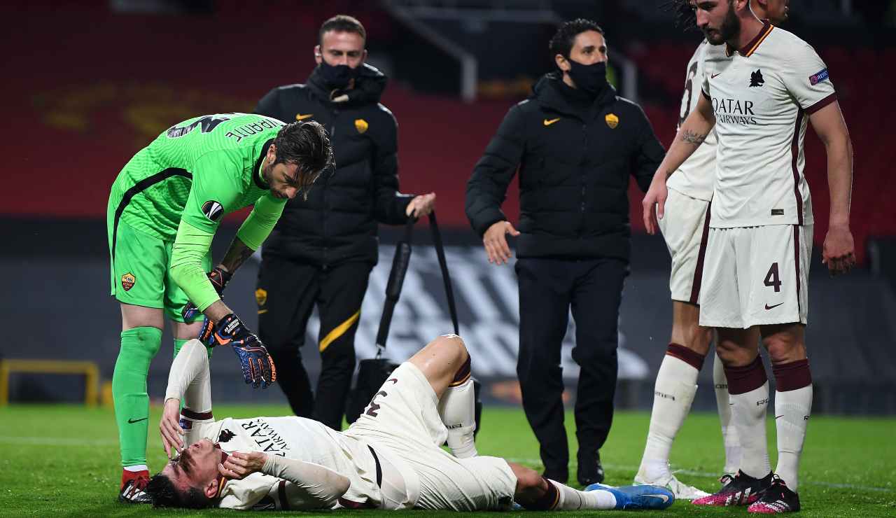 Ibañez a terra durante il primo tempo di Roma-Manchester United