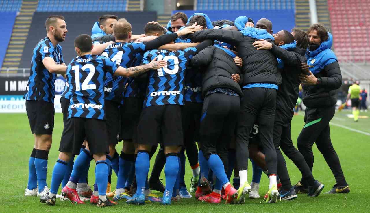 I calciatori dell'Inter esultano