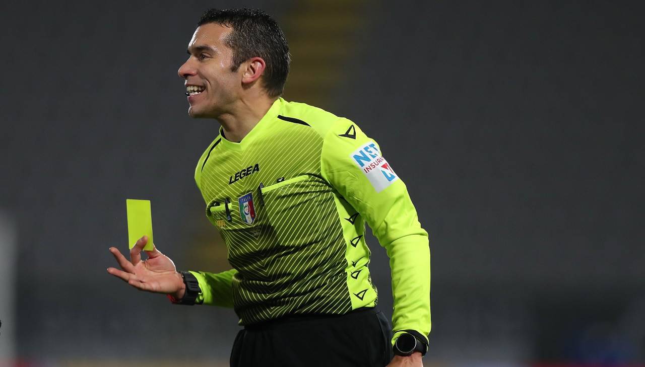 L'arbitro Marco Piccinini con il cartellino giallo tra le mani