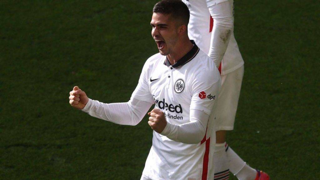 André Silva esulta con la maglia dell'Eintracht