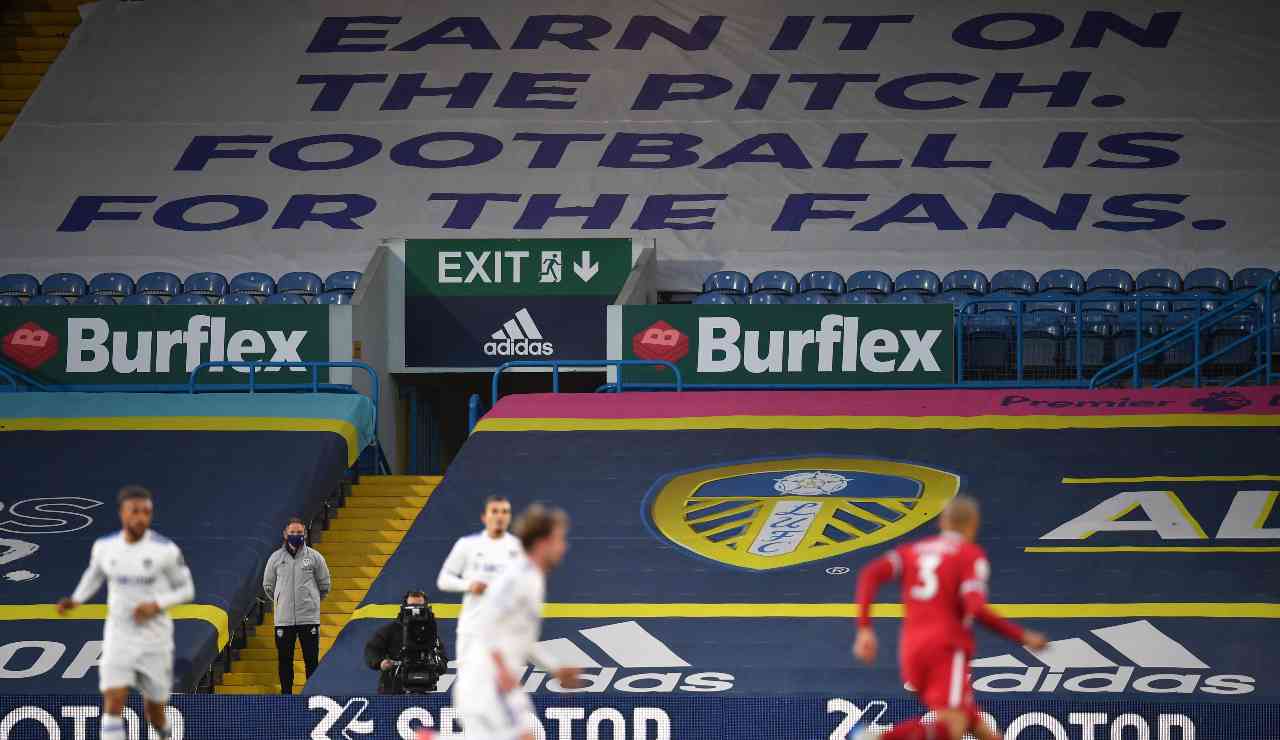 Lo striscione contro la Superlega in Leeds Liverpool