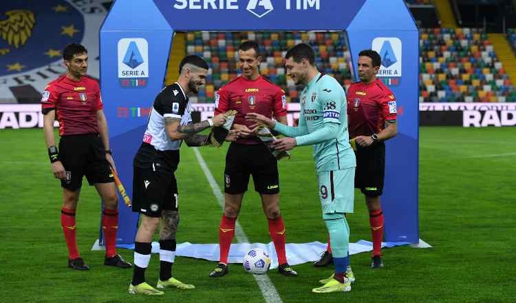 De Paul e Belotti si scambiano i gagliardetti