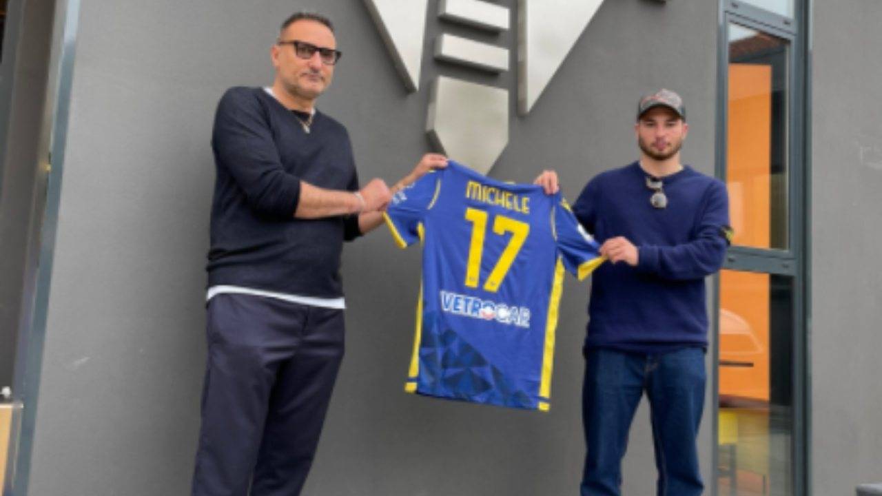 Setti ed il rider Michele in posa con la maglietta dell'Hellas Verona
