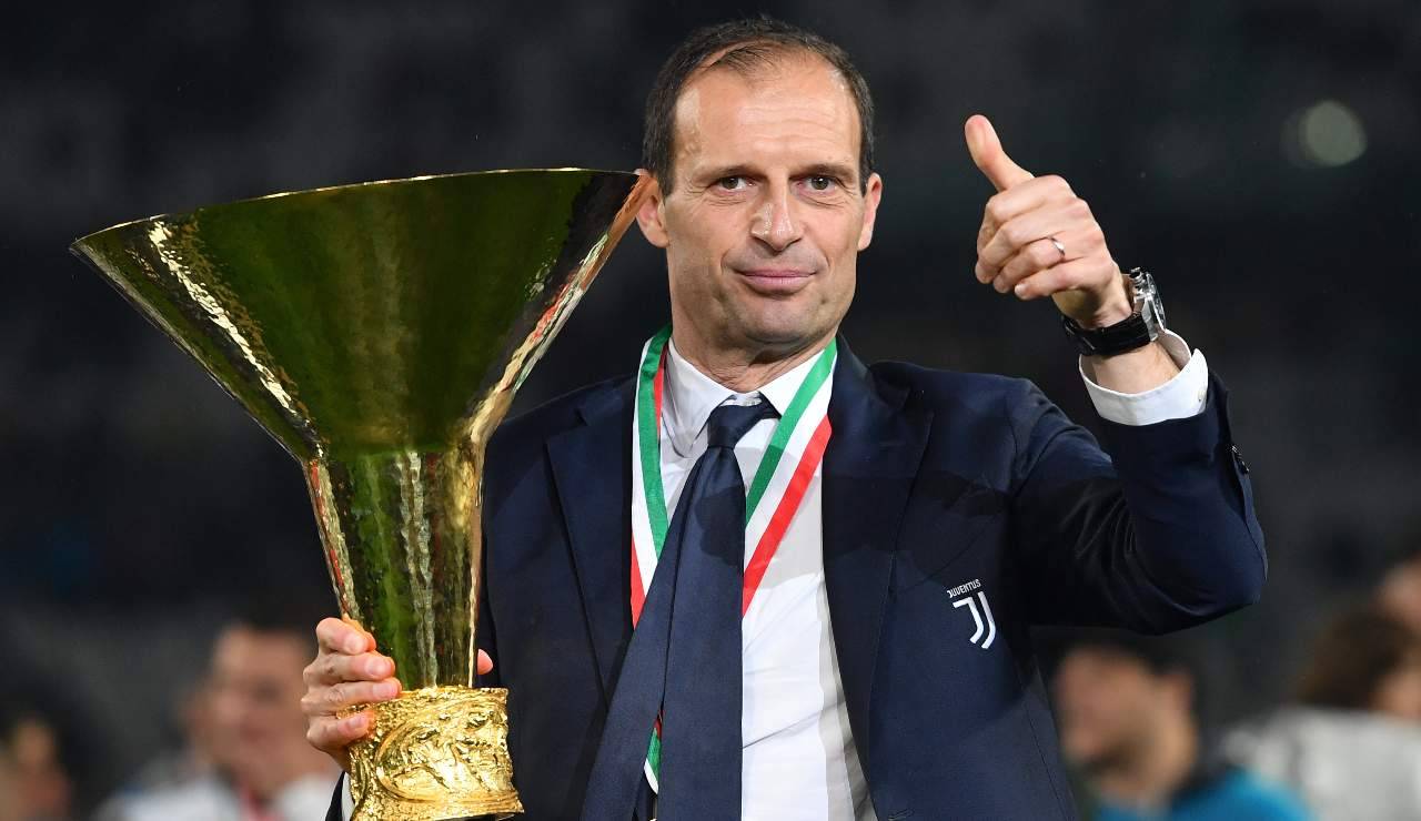 Allegri con la coppa dello scudetto