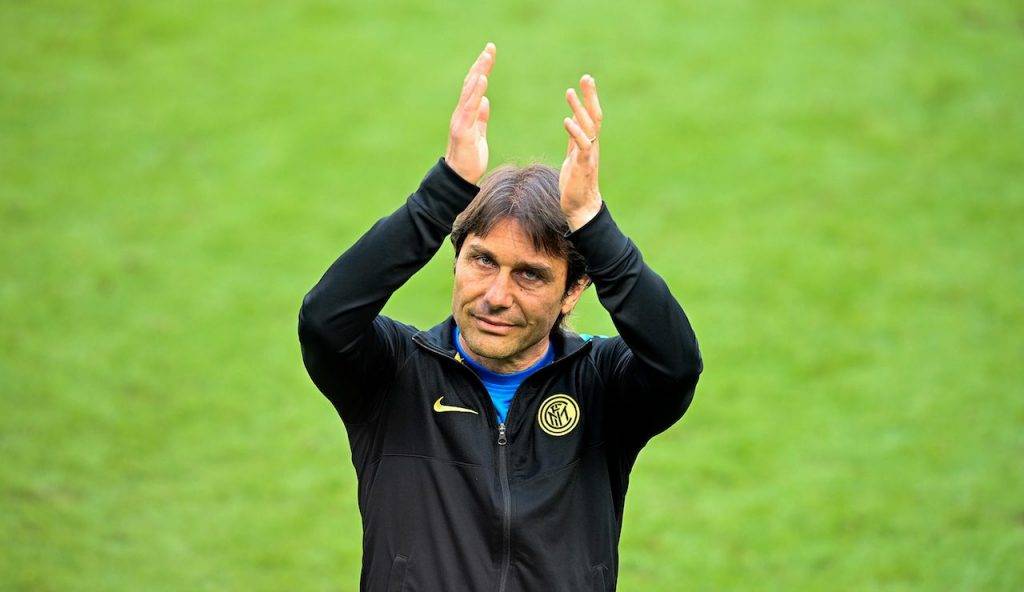 Antonio Conte applaude i suoi tifosi