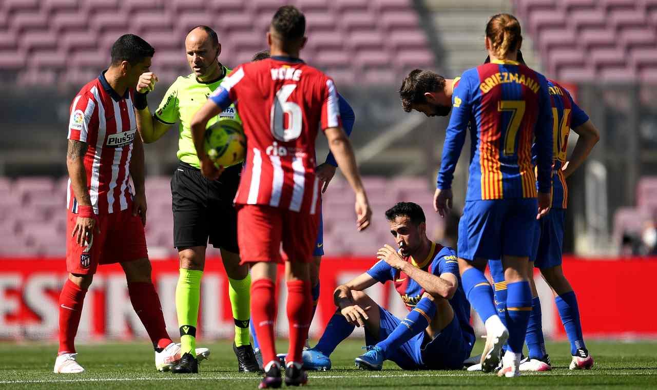 Sergio Busquets seduto in campo