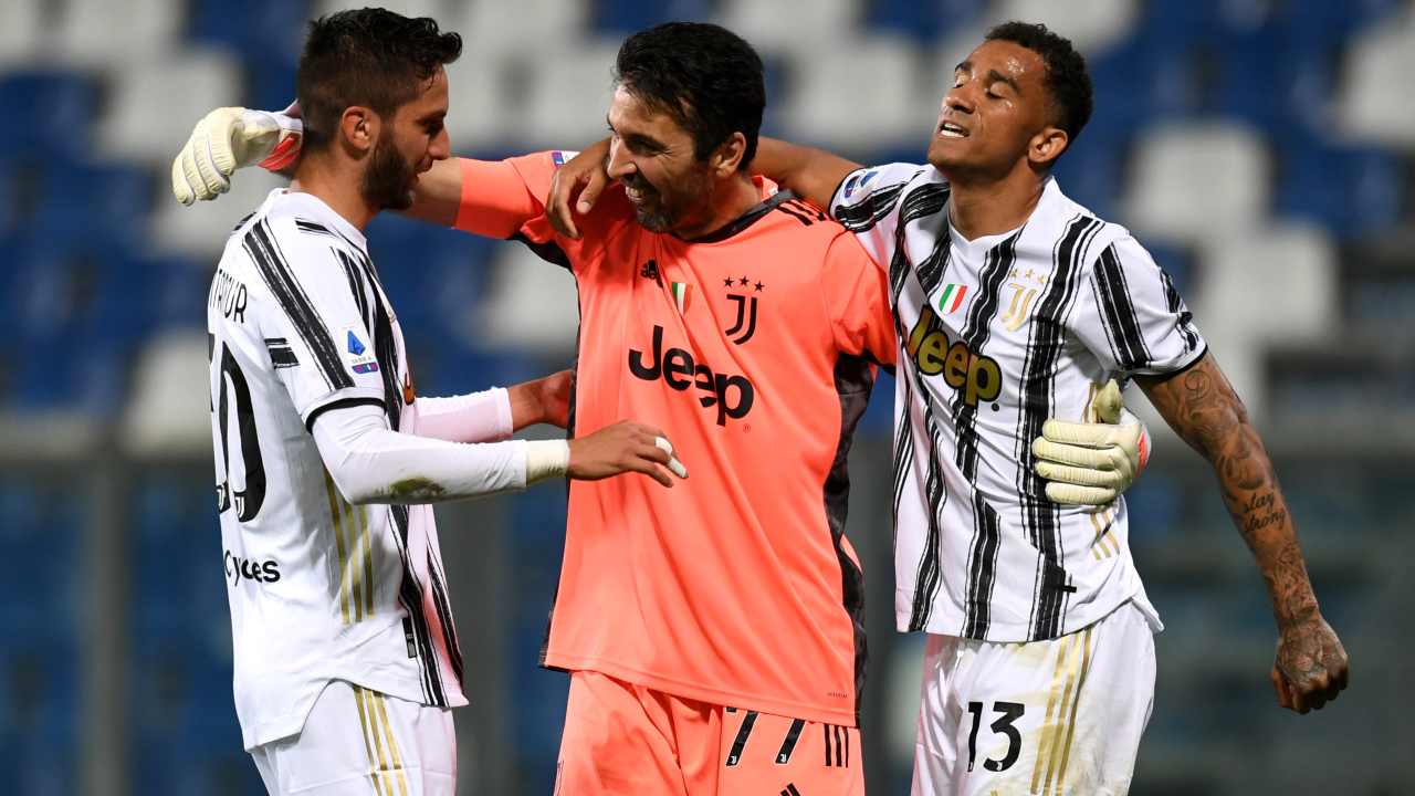 Buffon abbraccia Danilo e Bentancur