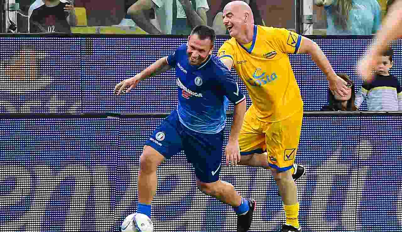 Cassano inseguito da Infantino durante una partita benefica