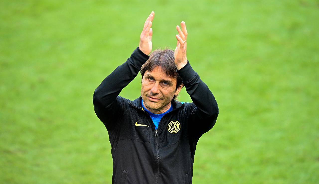 Antonio Conte saluta