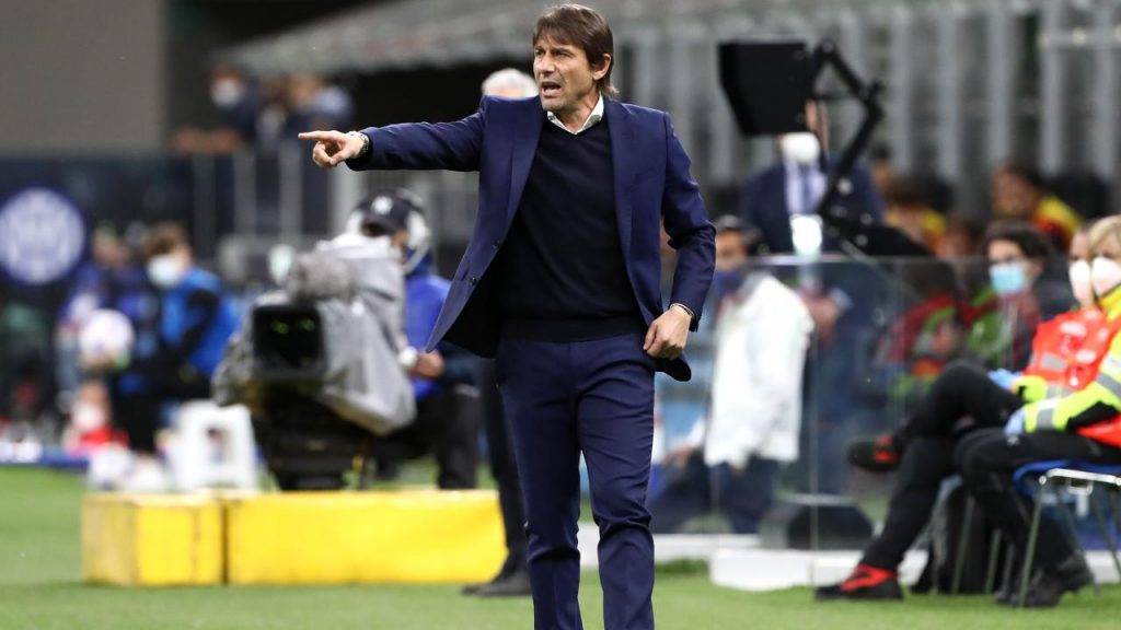 Conte dà istruzioni ai suoi calciatori