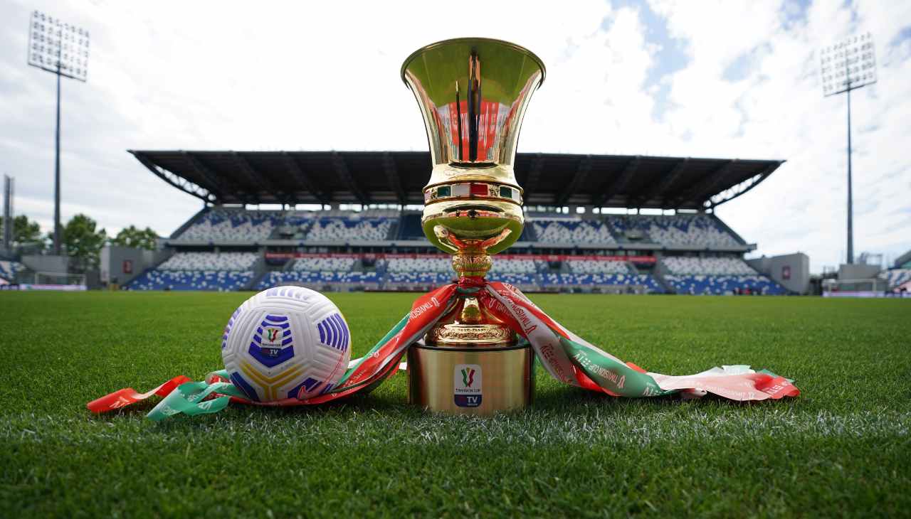 Il trofeo della Coppa Italia al Mapei Stadium