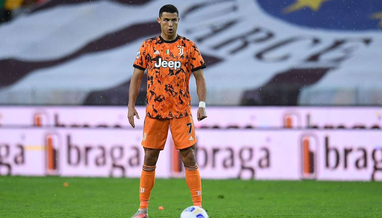 Cristiano Ronaldo si prepara per la punizione
