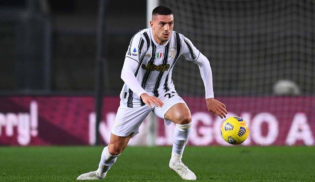 Demiral controlla la palla