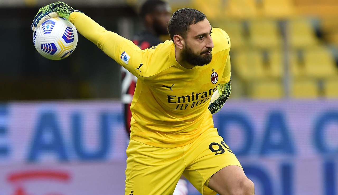 Gianluigi Donnarumma scarica il pallone