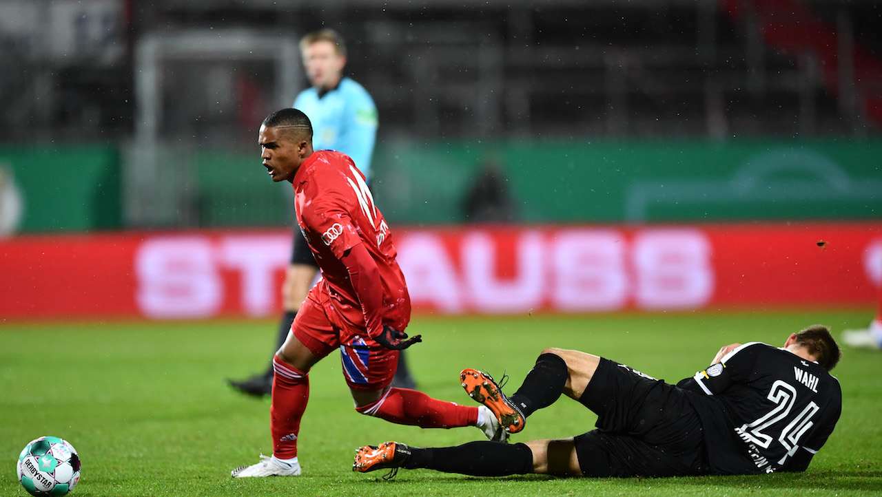 Douglas Costa salta l'avversario