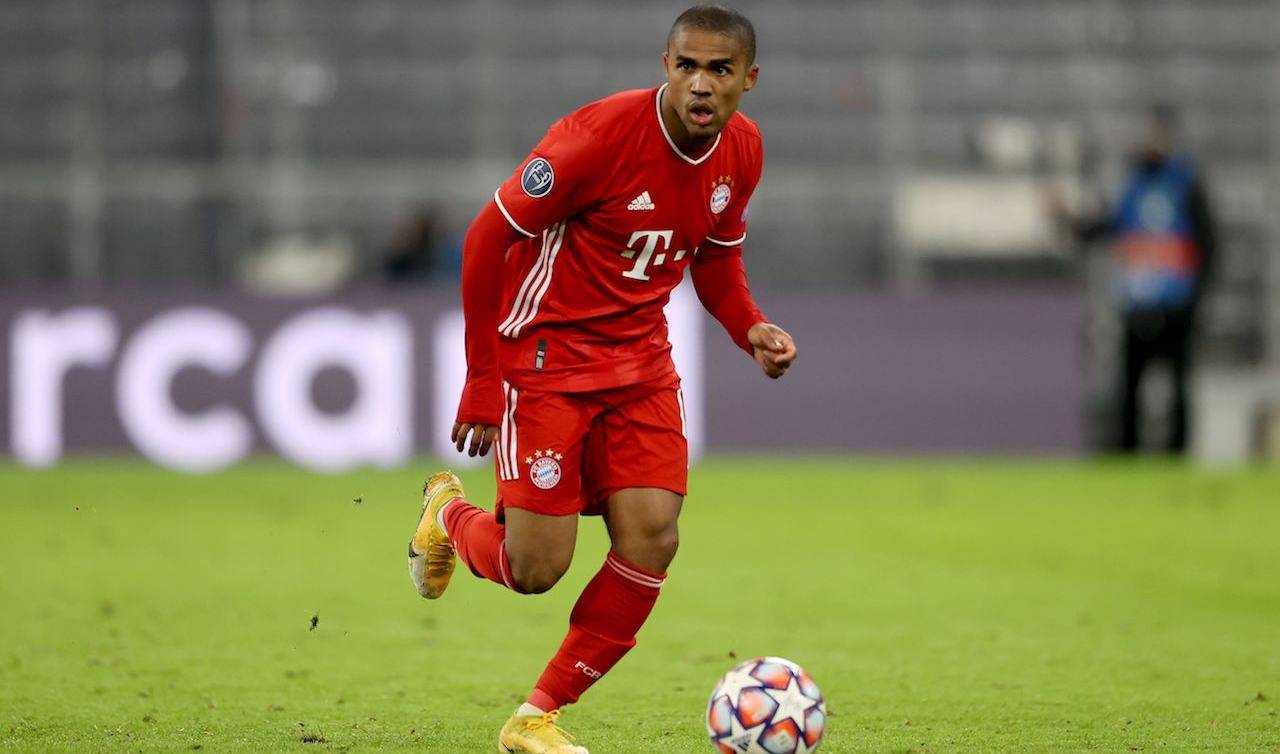 Douglas Costa porta palla