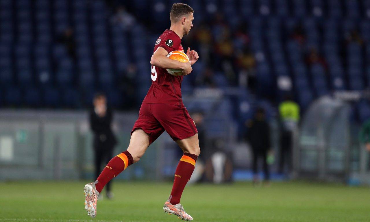 Dzeko corre con il pallone tra le mani