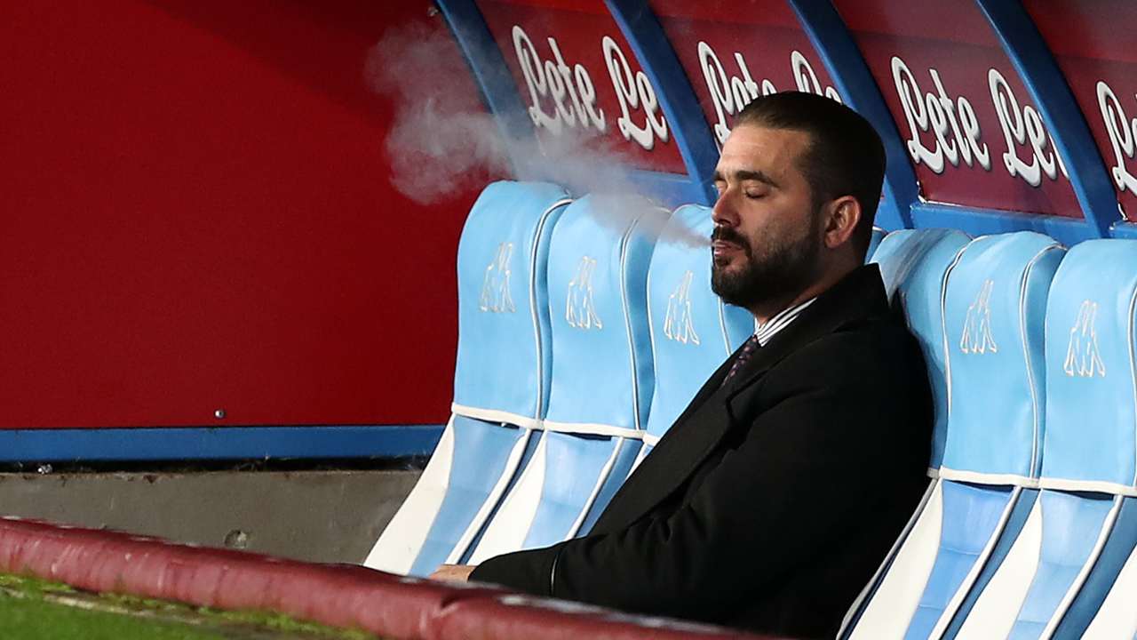 Edoardo De Laurentiis mentre fuma in panchina prima di una partita del Napoli