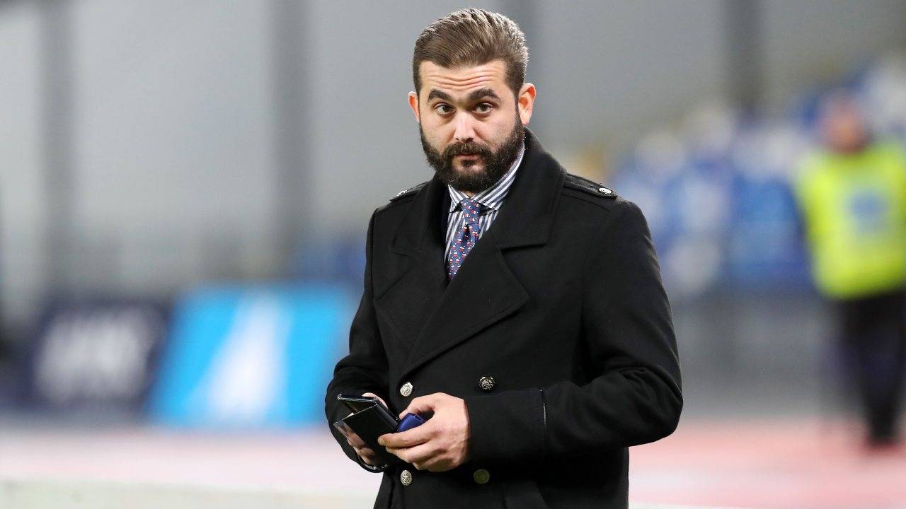 Edoardo De Laurentiis con il cellulare tra le mani