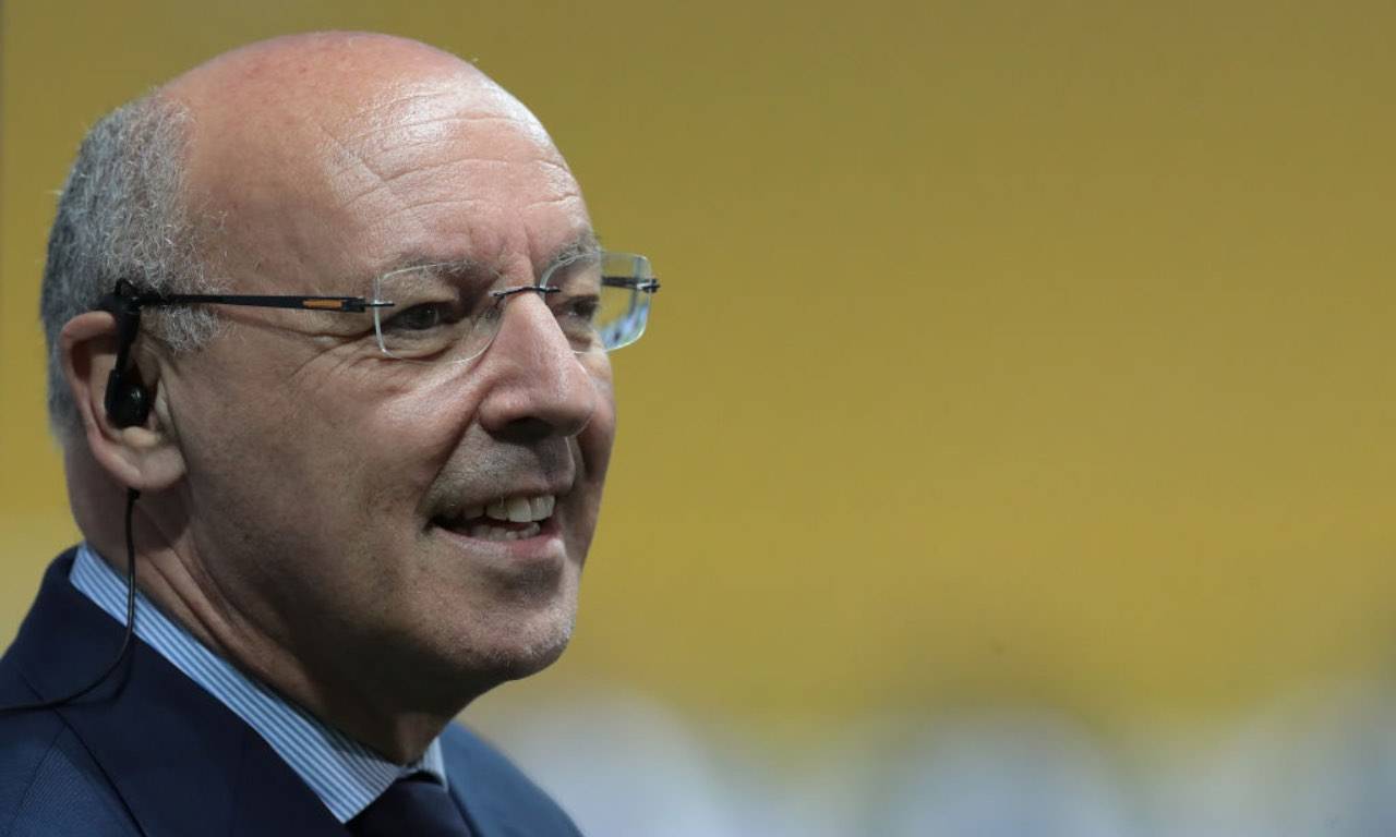 Beppe Marotta con auricolare