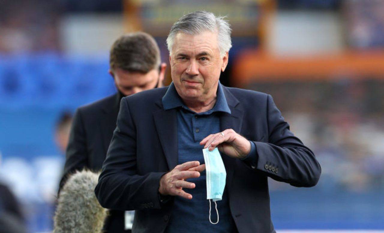 Ancelotti con sorriso beffardo