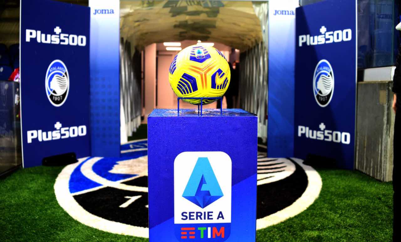 Il pallone della Serie A con logo ufficiale