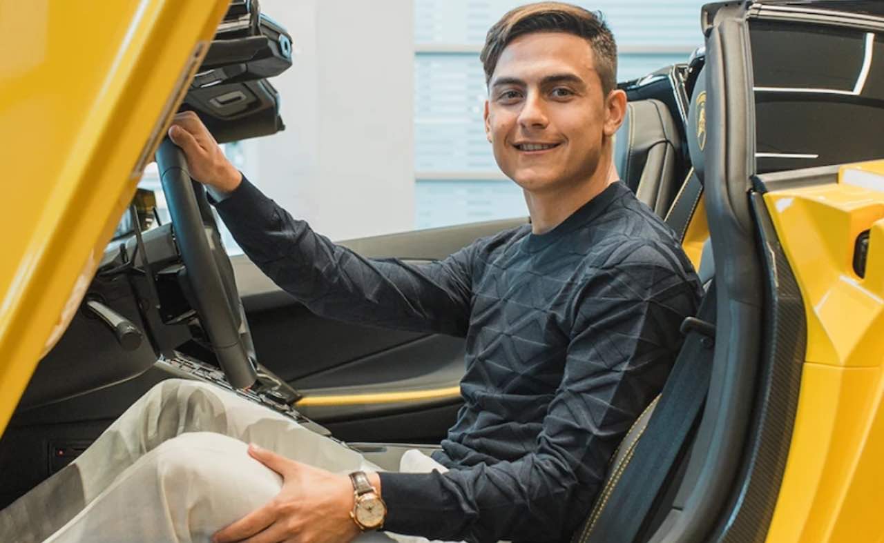 Dybala a bordo della sua nuova Lamborghini