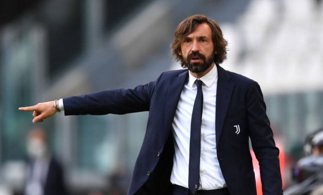 Pirlo dà indicazioni alla squadra