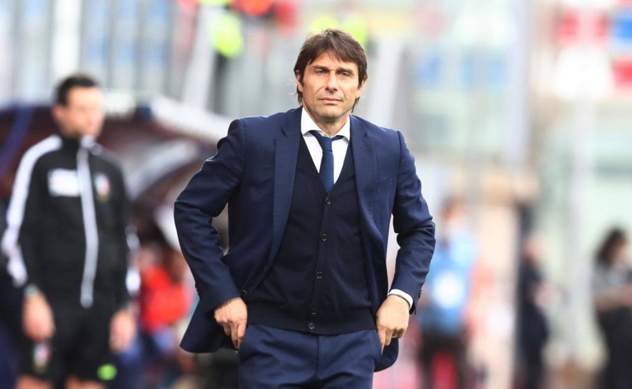 Antonio Conte con le mani sui fianchi