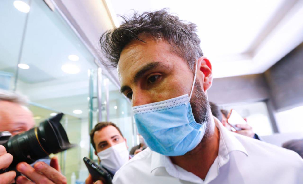 Leopoldo Luque attorniato dalla stampa