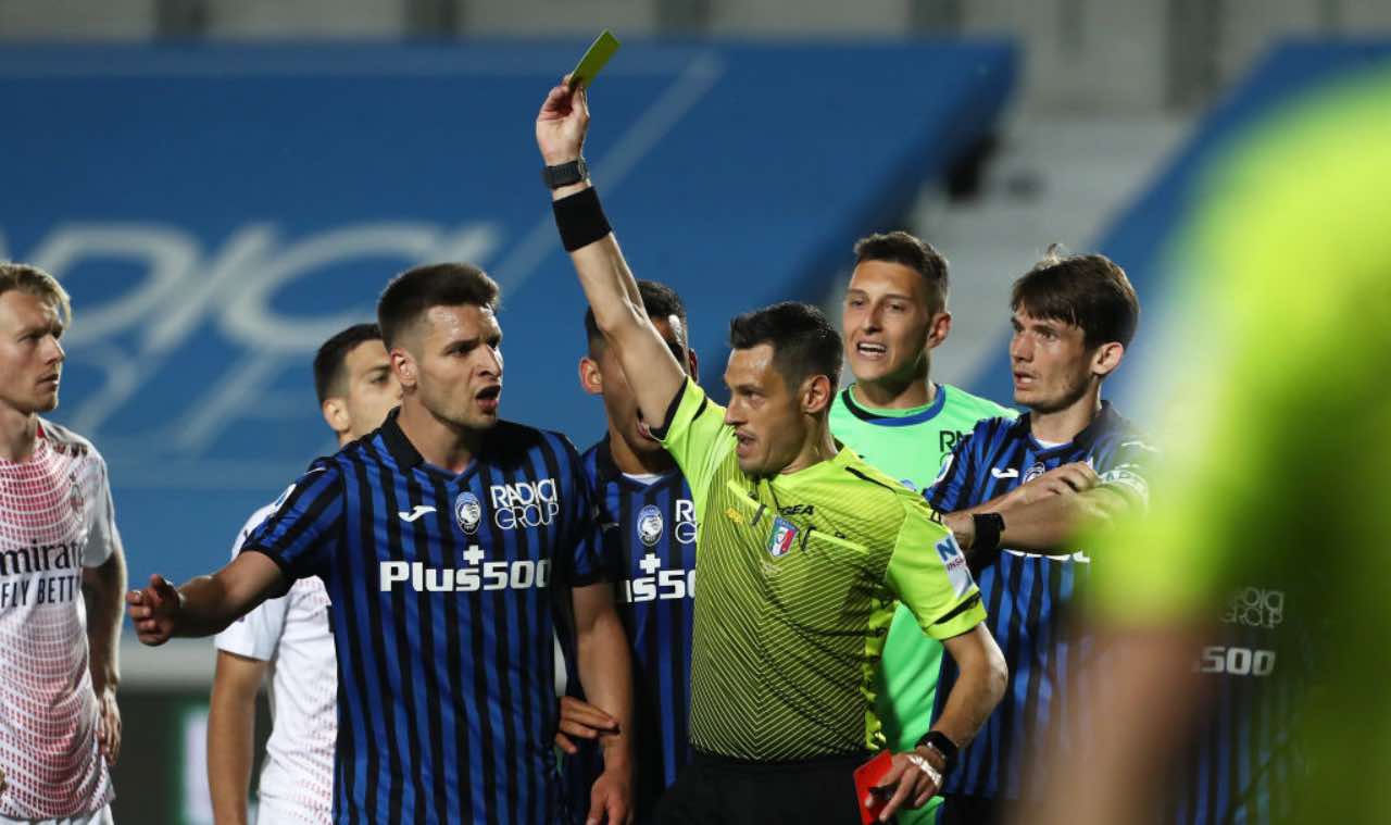 Le proteste dell'Atalanta con l'arbitro Mariani