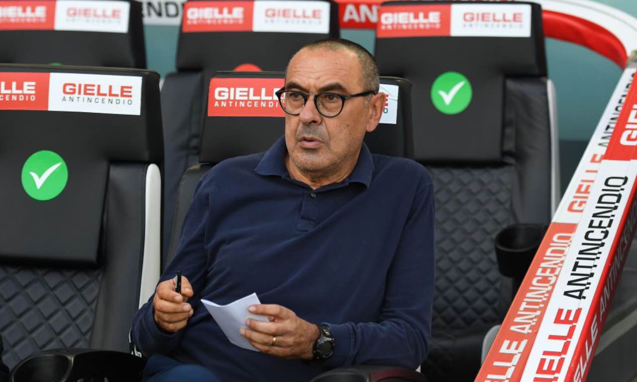 Sarri in panchina studia gli schemi